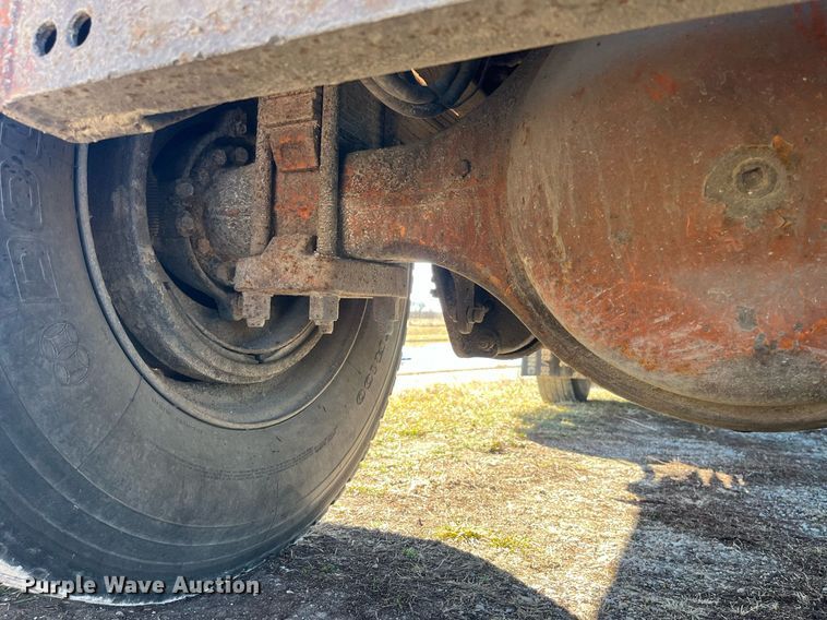 image for item LE9015 1991 International  4900 dump truck