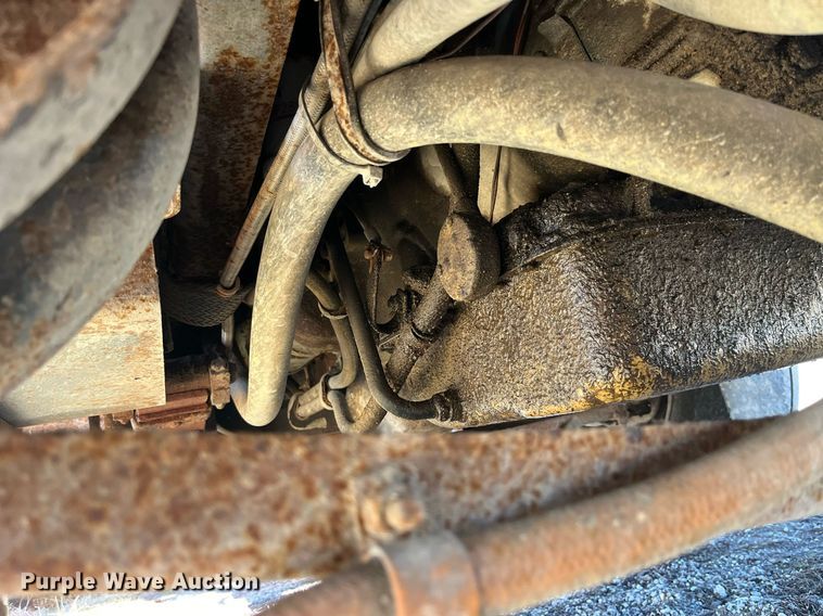 image for item LE9015 1991 International  4900 dump truck