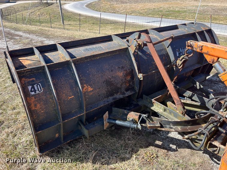 image for item LE9015 1991 International  4900 dump truck