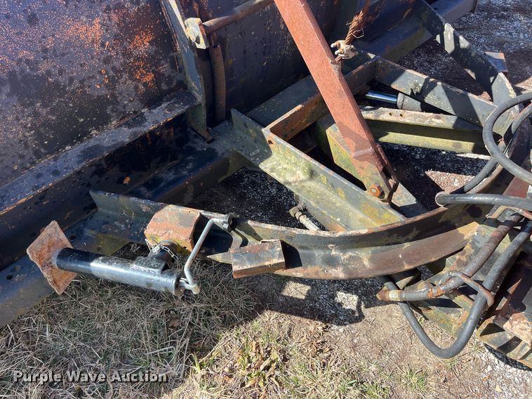 image for item LE9015 1991 International  4900 dump truck