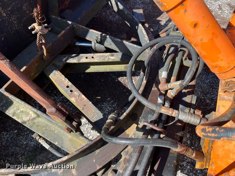 image for item LE9015 1991 International  4900 dump truck