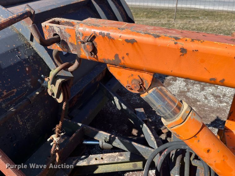 image for item LE9015 1991 International  4900 dump truck