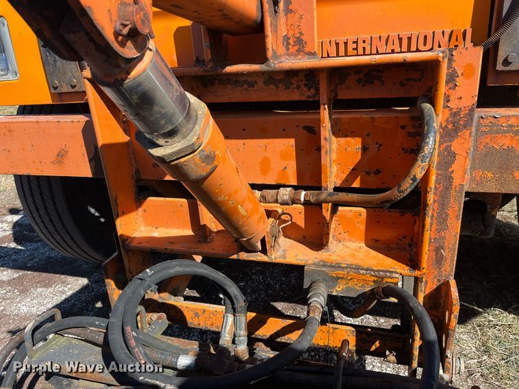 image for item LE9015 1991 International  4900 dump truck