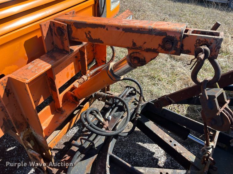 image for item LE9015 1991 International  4900 dump truck