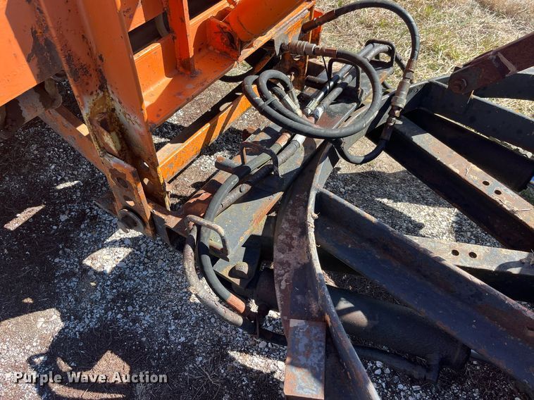 image for item LE9015 1991 International  4900 dump truck