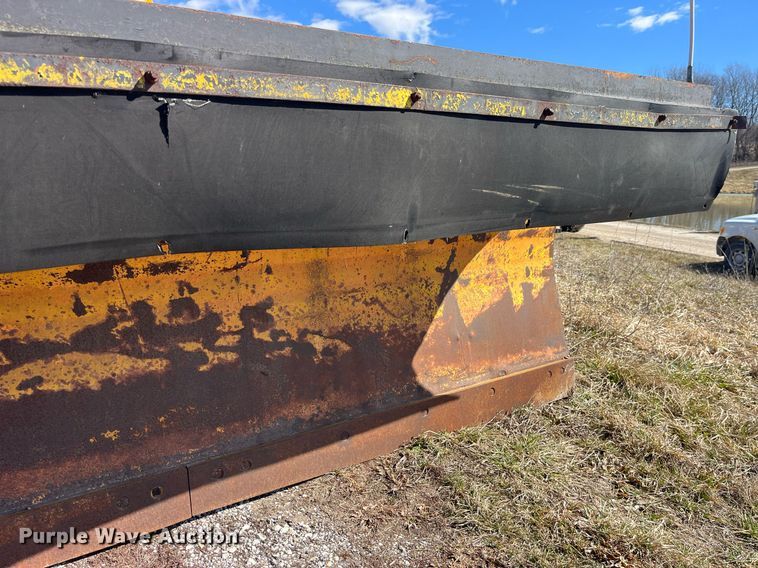 image for item LE9015 1991 International  4900 dump truck