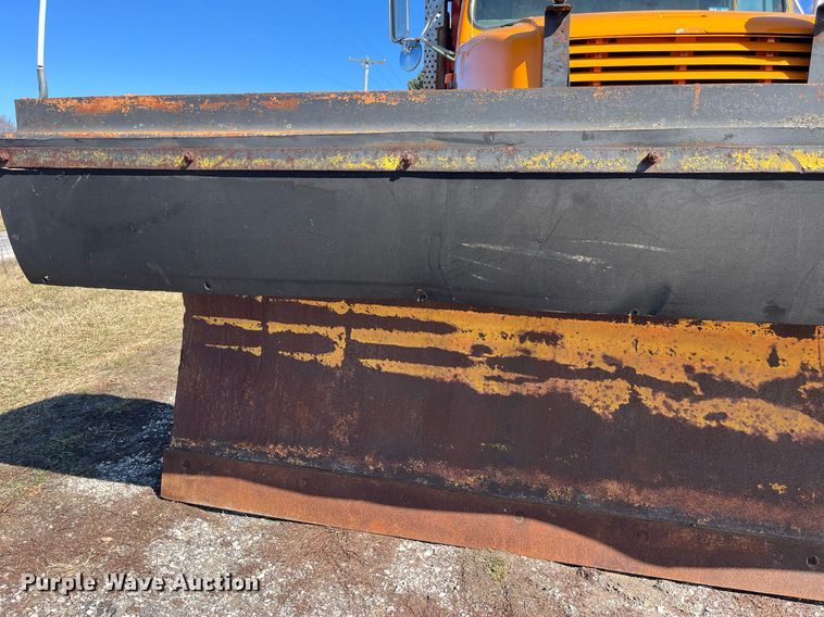 image for item LE9015 1991 International  4900 dump truck