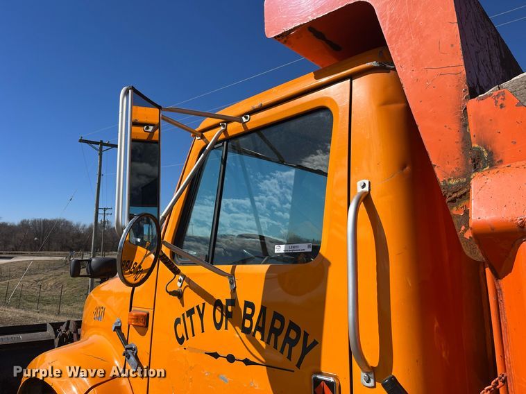 image for item LE9015 1991 International  4900 dump truck