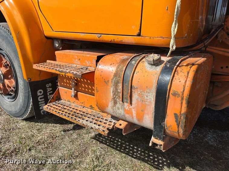 image for item LE9015 1991 International  4900 dump truck