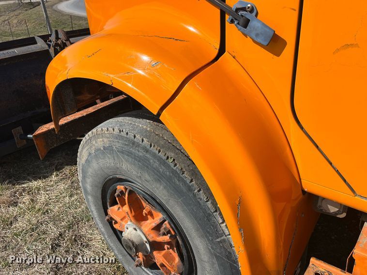 image for item LE9015 1991 International  4900 dump truck