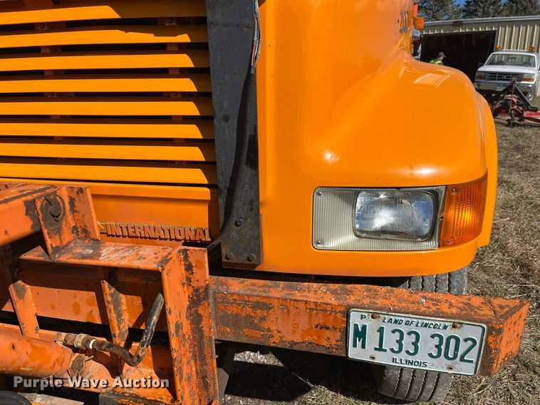 image for item LE9015 1991 International  4900 dump truck