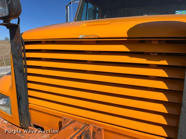 image for item LE9015 1991 International  4900 dump truck