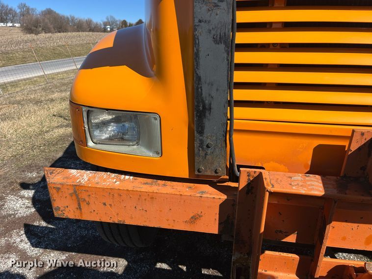 image for item LE9015 1991 International  4900 dump truck