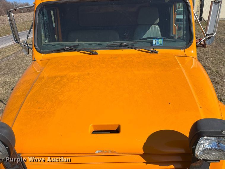 image for item LE9015 1991 International  4900 dump truck