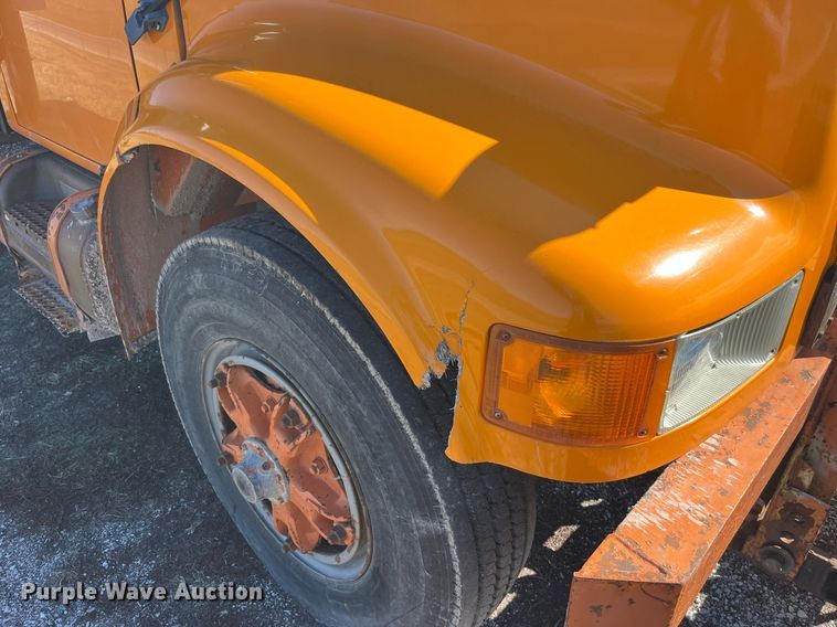 image for item LE9015 1991 International  4900 dump truck