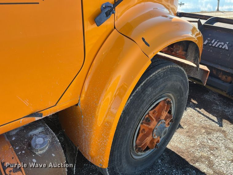 image for item LE9015 1991 International  4900 dump truck