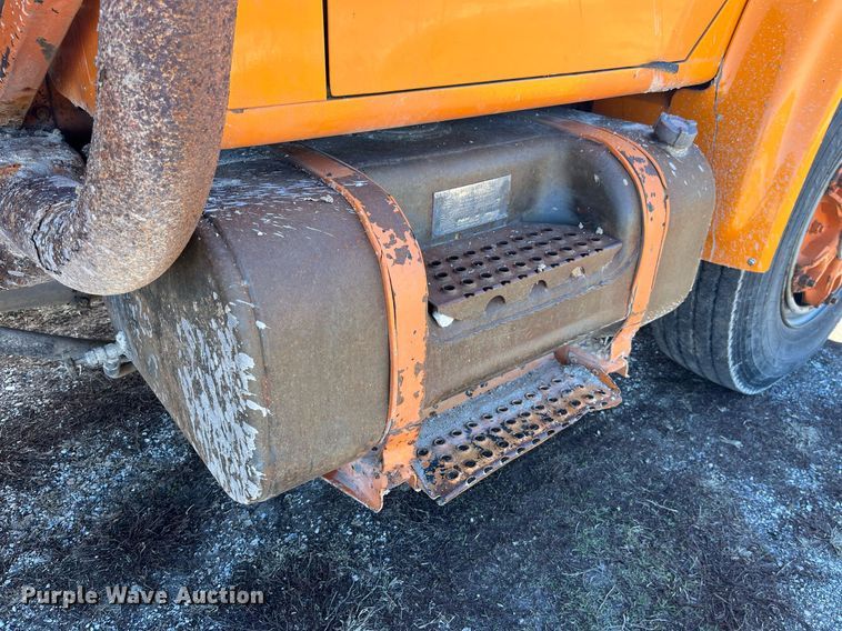 image for item LE9015 1991 International  4900 dump truck