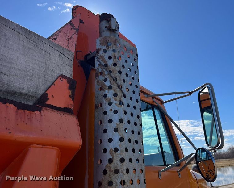 image for item LE9015 1991 International  4900 dump truck