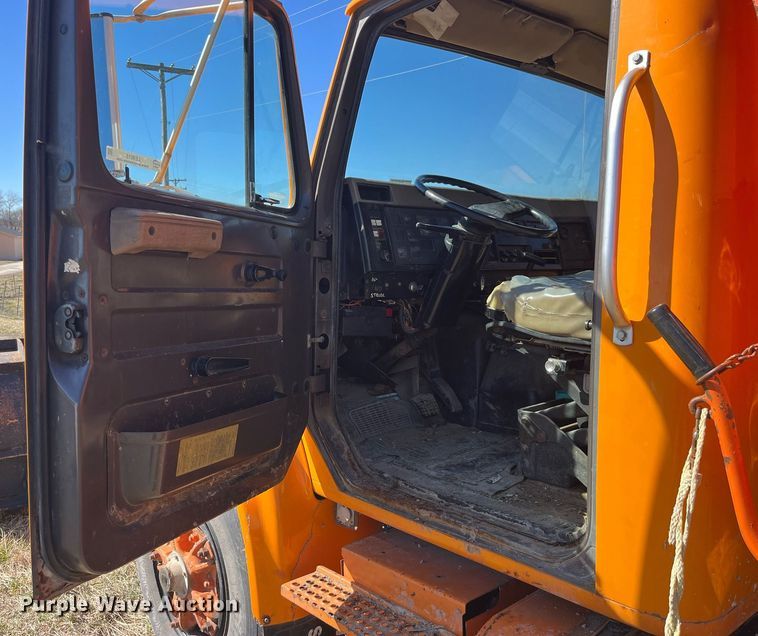 image for item LE9015 1991 International  4900 dump truck