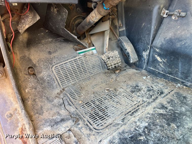 image for item LE9015 1991 International  4900 dump truck