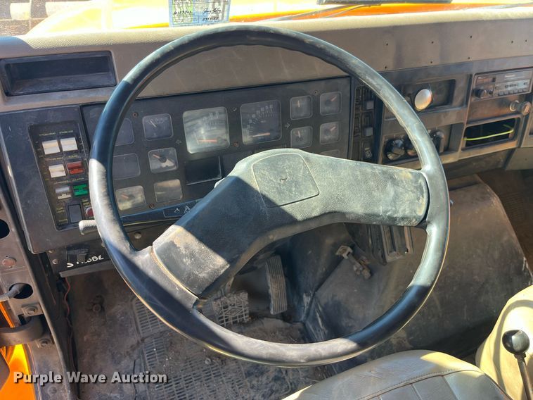 image for item LE9015 1991 International  4900 dump truck