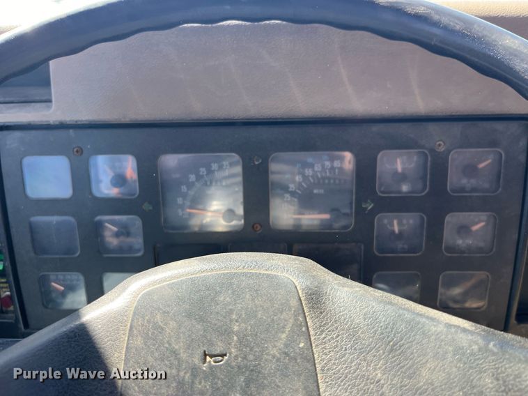 image for item LE9015 1991 International  4900 dump truck