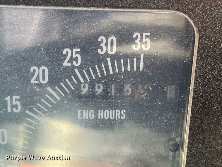 image for item LE9015 1991 International  4900 dump truck