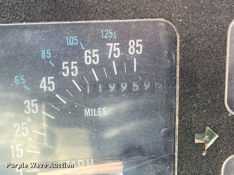 image for item LE9015 1991 International  4900 dump truck