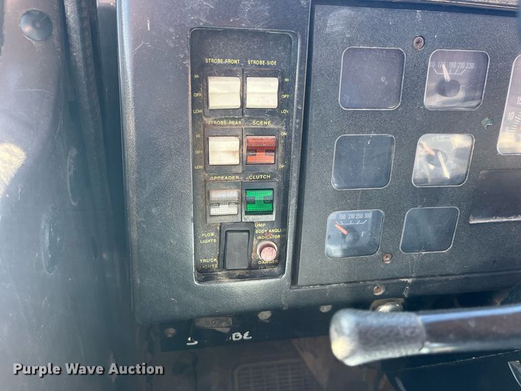 image for item LE9015 1991 International  4900 dump truck