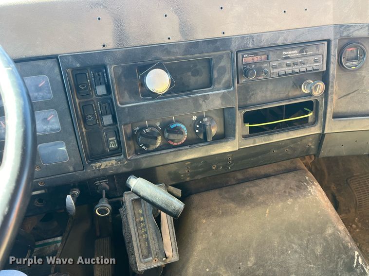 image for item LE9015 1991 International  4900 dump truck