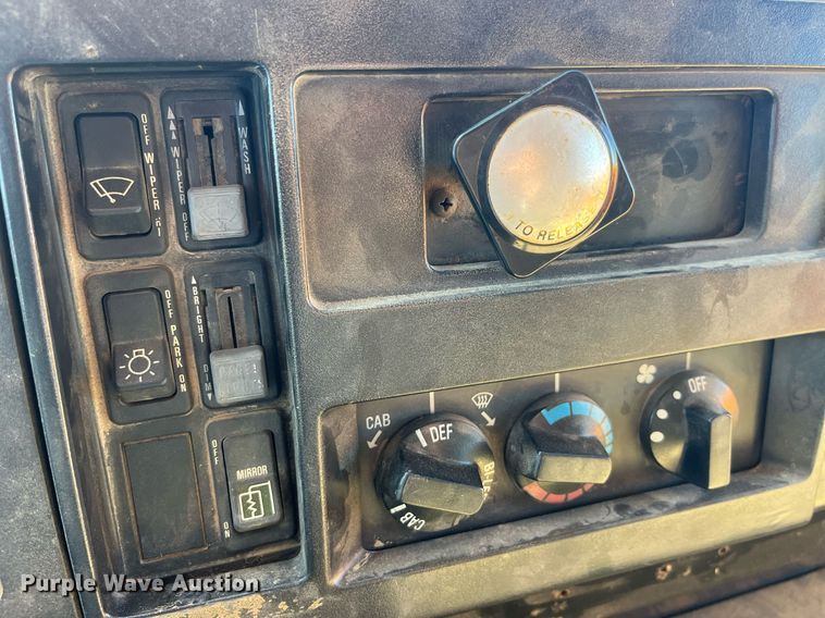 image for item LE9015 1991 International  4900 dump truck