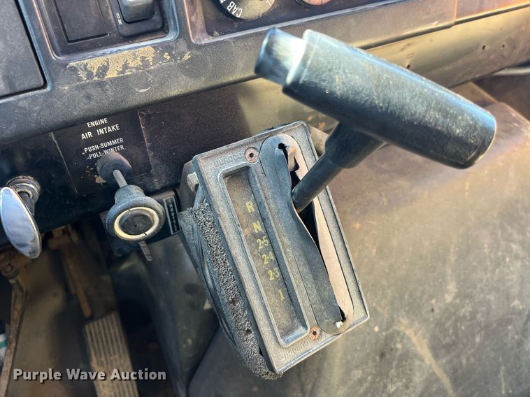 image for item LE9015 1991 International  4900 dump truck