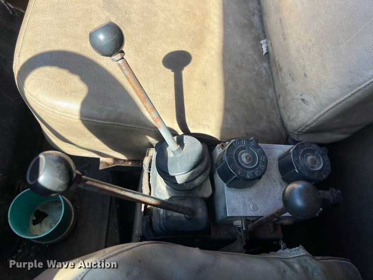 image for item LE9015 1991 International  4900 dump truck