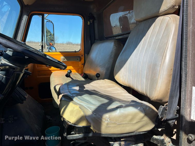 image for item LE9015 1991 International  4900 dump truck