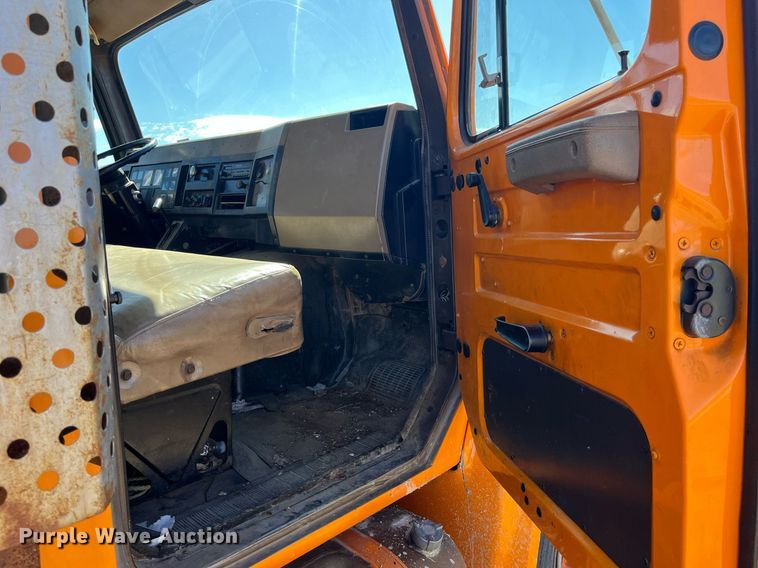 image for item LE9015 1991 International  4900 dump truck