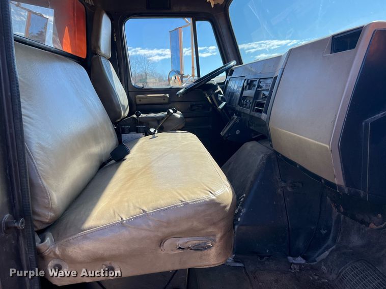 image for item LE9015 1991 International  4900 dump truck