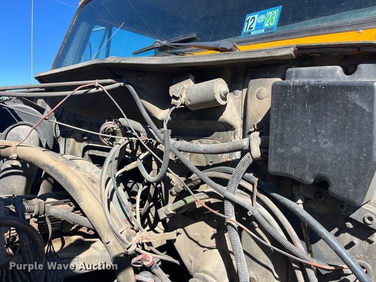 image for item LE9015 1991 International  4900 dump truck