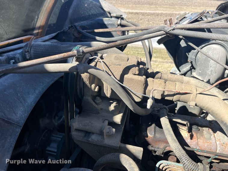 image for item LE9015 1991 International  4900 dump truck