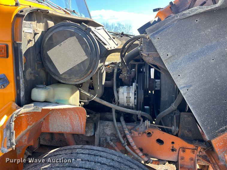 image for item LE9015 1991 International  4900 dump truck