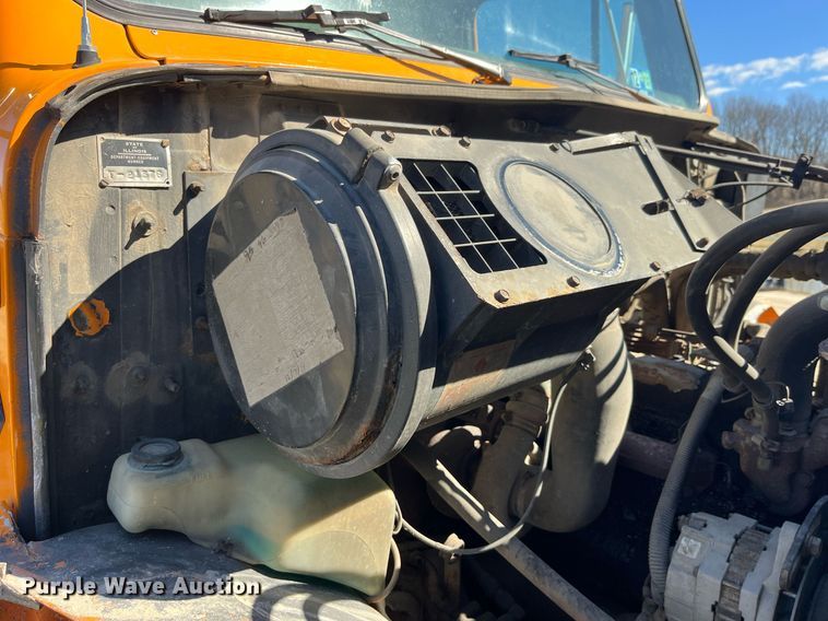 image for item LE9015 1991 International  4900 dump truck