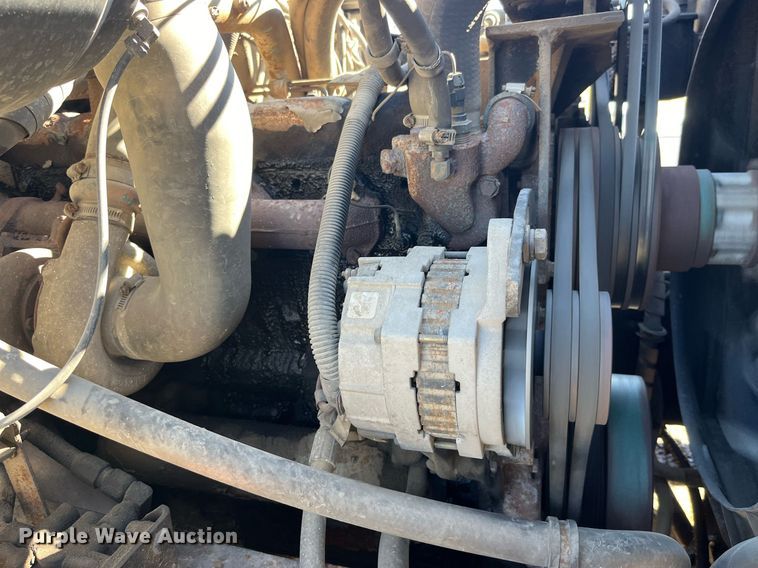 image for item LE9015 1991 International  4900 dump truck