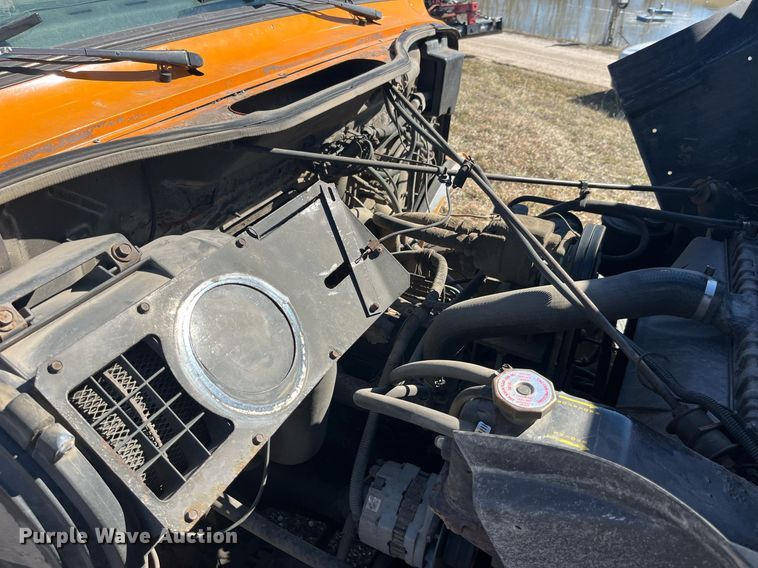 image for item LE9015 1991 International  4900 dump truck