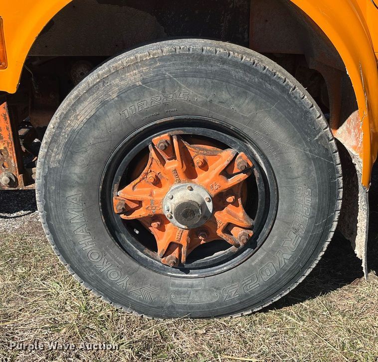 image for item LE9015 1991 International  4900 dump truck