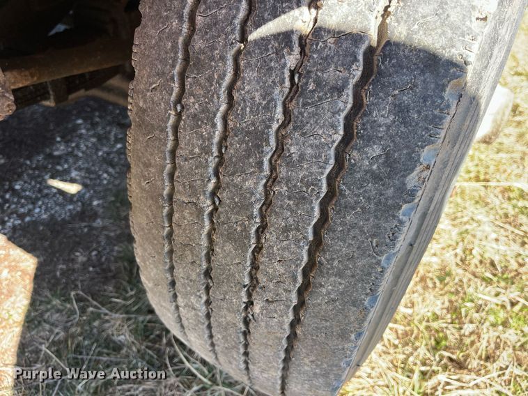 image for item LE9015 1991 International  4900 dump truck