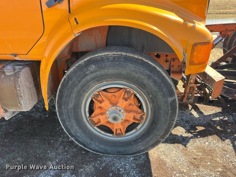 image for item LE9015 1991 International  4900 dump truck