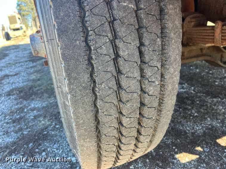 image for item LE9015 1991 International  4900 dump truck