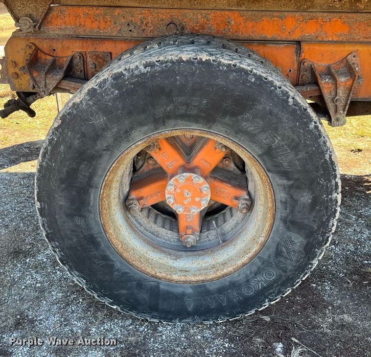 image for item LE9015 1991 International  4900 dump truck