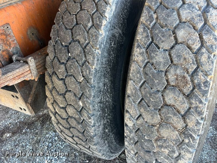 image for item LE9015 1991 International  4900 dump truck