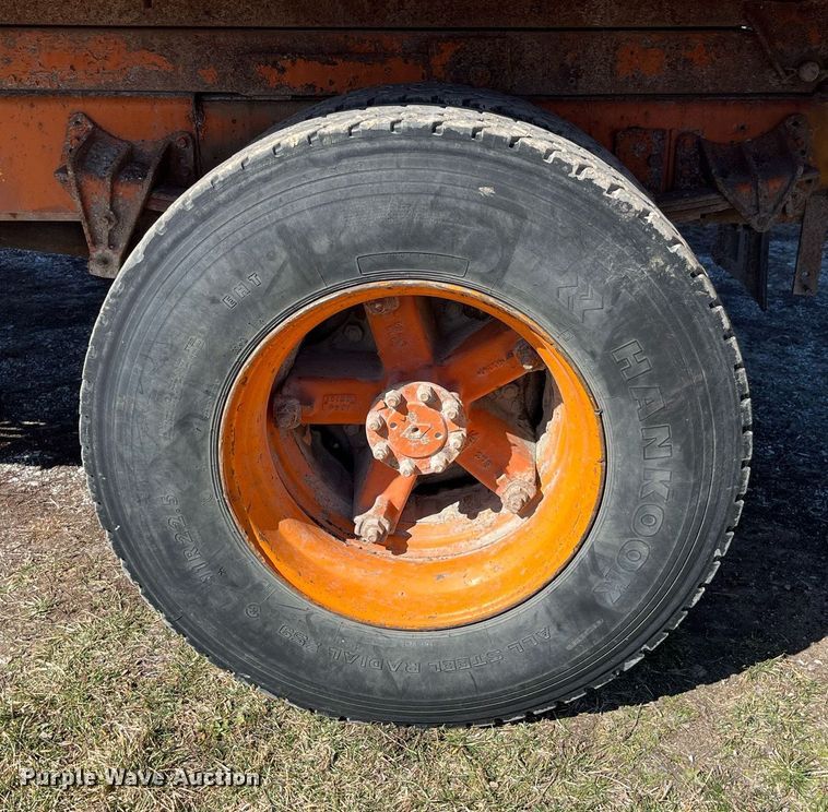 image for item LE9015 1991 International  4900 dump truck