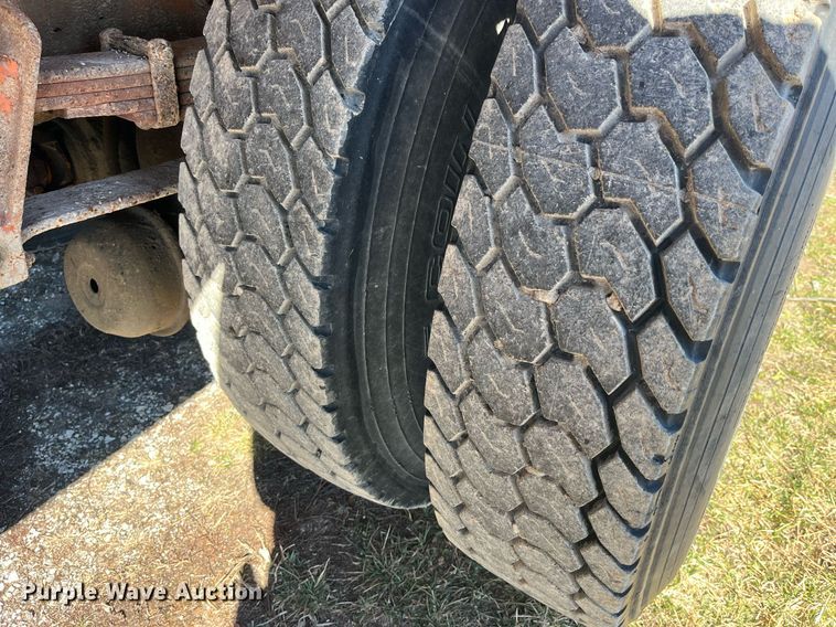 image for item LE9015 1991 International  4900 dump truck